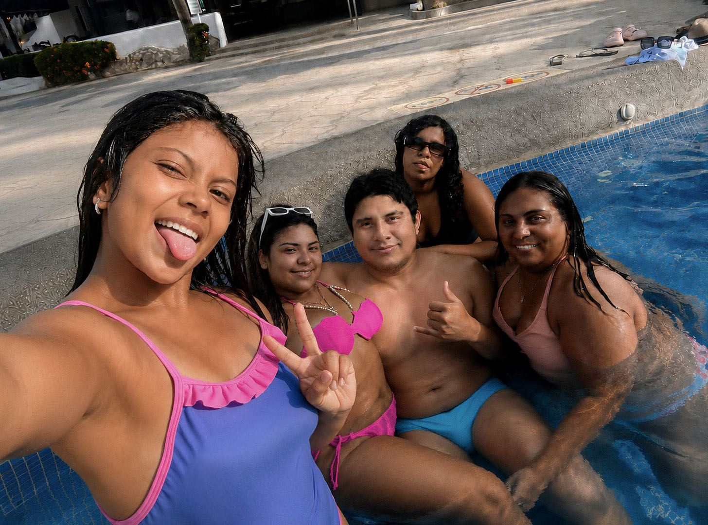 Juan Carlos Chávez con sus chamas en la piscina