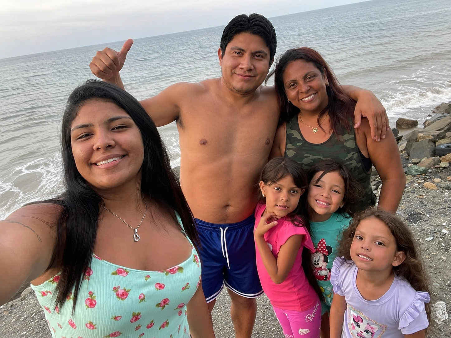En la playa con mi chama y familia